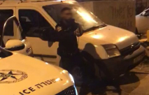 فيديو: أطلقت النار تحت أقدامهم - الشرطة تُشهر السلاح في وجه عدد من شباب يافا 